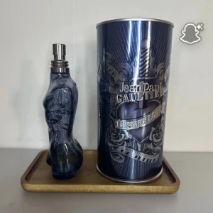 Jean Paul Gaultier Le Male Lover - TJENA! säljer en JPG Le male lover parfym, mängd enligt bild men skulle säga att det är ca 25-30ml kvar , pris kan diskuteras vid intresse