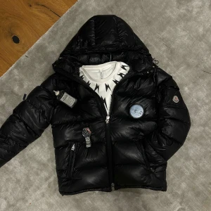 Moncler Maya puffer jacka - Tjoo, säljer min moncler puffer eftersom att jag vill köpa nått annat😃 Vill bli av med den💯Suez 3✅ Skick 8/10 se bilder✅✅ DMa📩 vid minsta fundering eller prisförslag🤗🤗 Kolla min profil för mer✌️ Moncler jacka svart puffer jacket maya gui vinterjacka tjock navy blue blå 
