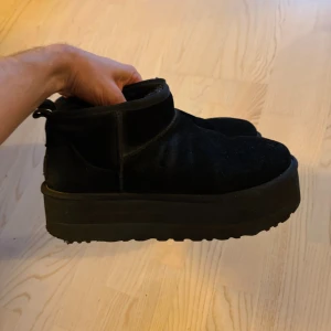 UGGs platform - Svarta platform UGGs. Pris kan diskuteras vid snabb affär