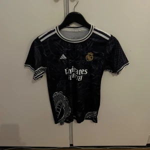 Fotbolls tröja  - Säljer denna feal tröja i storlek s 