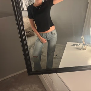 Ljusblå jeans med slitningar - Jätte snygga jeans ifrån Zara! Avklippa då dom var jötte långa! Midjemått:36cm, innerbenslängd: 79cm. Aldrig använda 