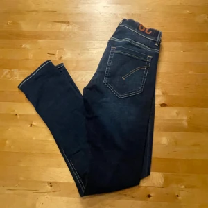 Mörkblå jeans från Dondup, stl 29 - Snygga mörkblå jeans från Dondup, tillverkade i Italien. Jeansen ser helt nya ut och sitter riktigt skönt tyvär är dem lite för små för mig . Pris :699kr
