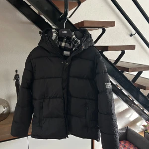 Burberry jacka  - Säljer min Burberry jacka (SOM JAG ÄR OSÄKER PÅ OM DEN ÄR ÄKTA) annars är jackan i jätte bra skick och perfekt till vintern. Man kan ändra jackan till väst vilket är perfekt nu under hösten och sådär. Hör av er vid frågor eller funderingar 