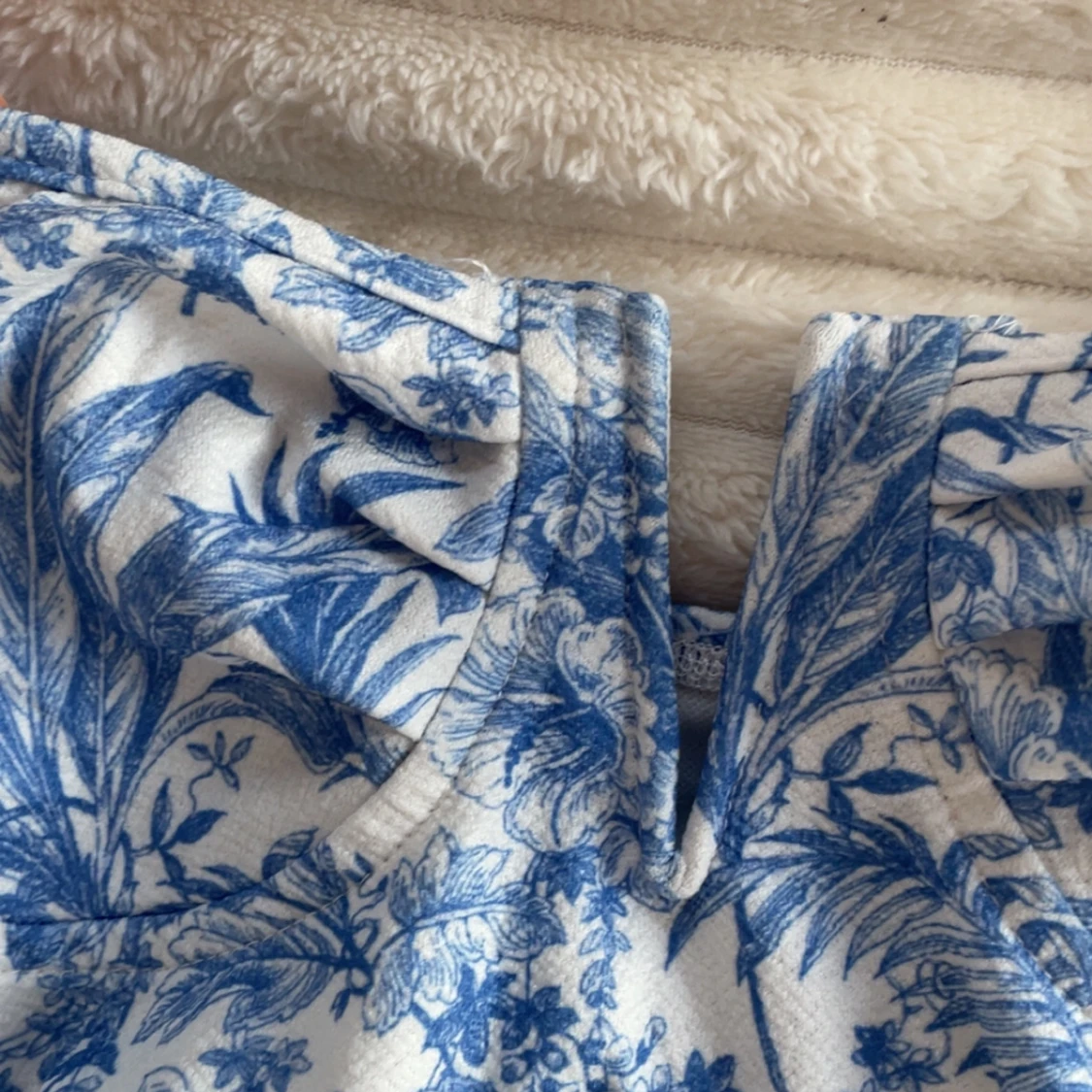 Blommig blå och vit topp - 2