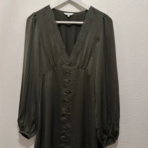 Grön klänning  - Jätte fin grön klänning, passar perfekt till jul eller nyår. Använd endast 1 gång💕från bubbelroom