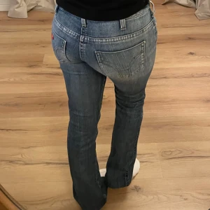 Miss sixty jeans - Säljer mina absoluta snyggaste jeans då dom tyvärr blivit för små😢 lågmidjade och raka / bootcut med super snygga fickor baktill ❤️