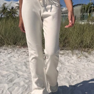 Brandy melville  mjukisbyxor  - Ett par vita/cremefärgade utsbängda mjukisbyxor från brandy melville, lite noppriga men fortfarande fina, för korta på mig som är 170