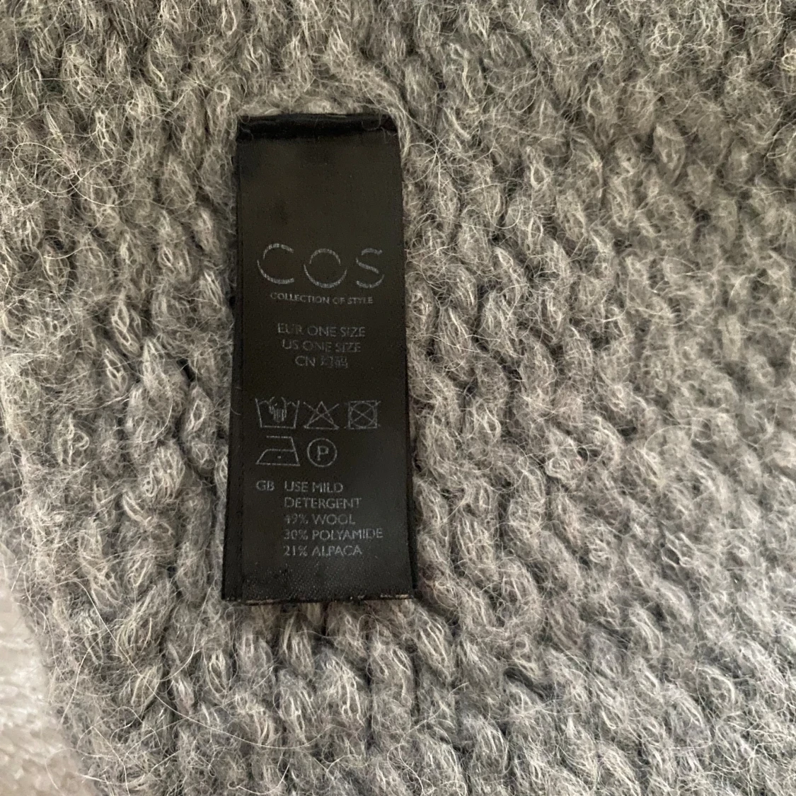 COS grå ull stickad mössa från  - 1