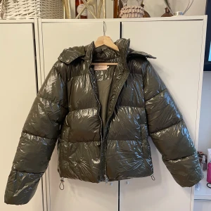 Grön pufferjacka från Nelly - Helt ny med prislappen kvar! Dessutom helt slutsåld på Nelly hemsida. Säljer då den inte är riktigt min stil. Men annars en supersnygg, jätteskön och trendig jacka!💗