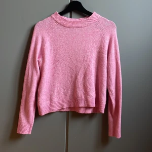 Rosa stickad tröja från Vero Moda - Mysig rosa stickad tröja från Vero Moda i storlek S. Tröjan är inte stickig. Pris kan diskuteras🩷🩷