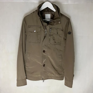 J Lindeberg Field - Riktigt soft J Lindeberg field i storlek XS. Modellen är 185 men den sitter ganska litet. Saknar en knapp men är annars i väldigt fint skick. Passar bättre om du är runt 170