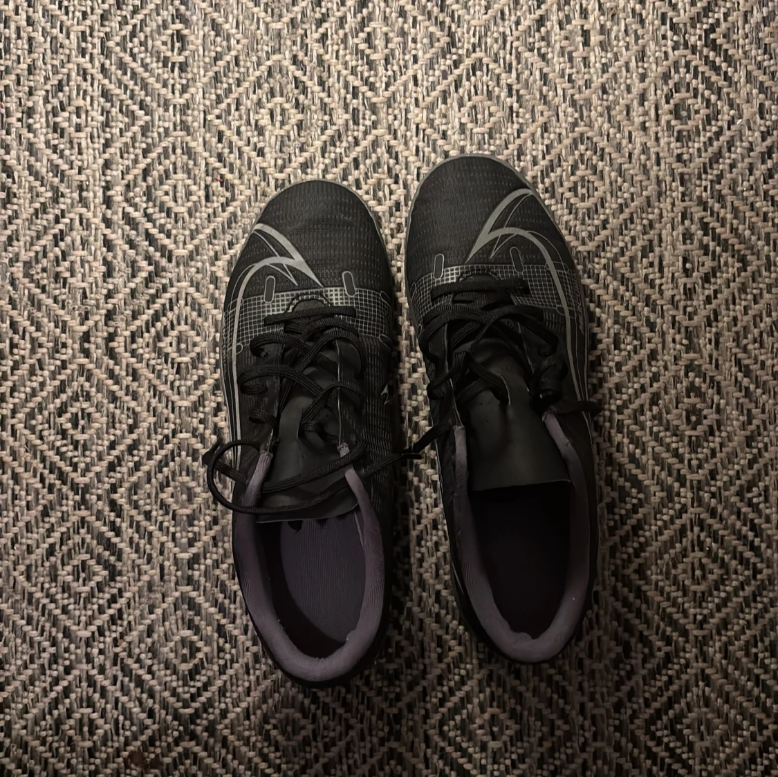 Svarta Nike sneakers med grå detaljer