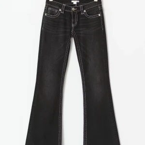 Svarta bootcut jeans med kontrastsömmar - Säljer pga av att jag har två par, nyskick och bilder kan skickas om det önskas❤️