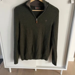 Morris tröja - Snygg mörkgrön stickad tröja från Morris i 100% merinoull. Tröjan är i nyskick och är i storlek S. Hör av er vid minsta fundering☺️