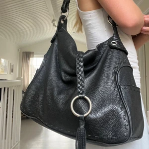 Rymlig svart handväska från Pia och pio - Så fin rymlig svart handväska från Pia och pio! Perfekt till skolan, får plats med mycket! Säljer då jag har liknande, köpt secondhand. I superbra skick, skulle gissa på att det är äkta läder