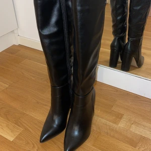 Svarta höga stövlar med klack - Säljer dessa boots som är super bekväma men inte kommit till användning hos mig. Storlek 38. Priset går att diskutera. :)