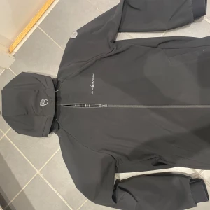 sail racing jacka  - Säljer min sail racing jacka, otroligt fint skick jätte omvällhöndertagen 😇👍