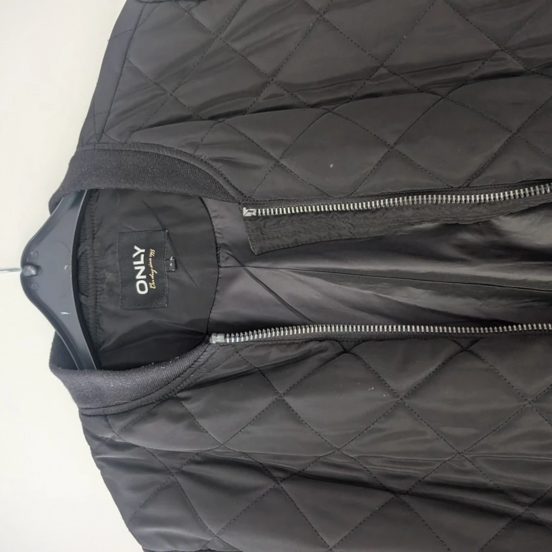 Svart quiltad lång jacka från ONLY - 1