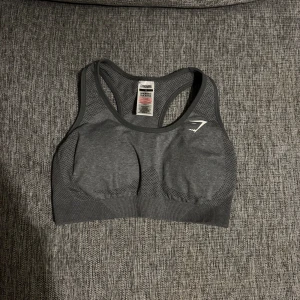Mörkgrå sporttopp från Gymshark - Super fin skick! Storlek M men tycker att den passar mer än liten M eller S~