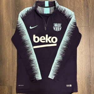 Barcelona fotbollströja - Säljer en sällsynt Barcelona fotbollströja i storlek M, Slim fit. Tröjan är i bra skick. ”beko” loggan är lite sprucken, men inget som syns direkt. Färgen är Turkos/Lila.  Hör av er vid fler funderingar!