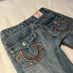 True religion jeans  - Fetaste jeansen från true religion. Modellen joey. Köpta här på plick för ett par år sedan. Sitter SÅ BRA! Size w26 men sitter som w24/Xs skulle jag säga. Passar mig som är 160cm lång 