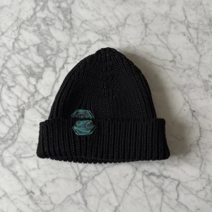 Svart stickad mössa Off-White - Hej, säljer nu min Svarta ribbstickade mössa då jag inte använder den längre den är från Off-White. Mössan är nästan oanvänd och i perfekt skick. Den är tillverkad i 100% ull och den är i one size. Kvitto finns för äkthet. Hör av dig vid frågor. Kan mötas vid Stockholm/ Uppsala området. Pris kan diskuteras.