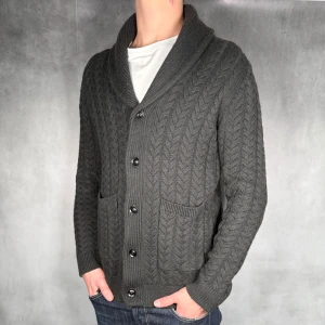 Reiss stickad cardigan - - Reiss stickad cardigan — Storlek XS fits S — 9/10 - Bra skick utan skavanker — Inkluderat - Cardigan — Retail 2500kr — Modellen är 180cm, 65kg