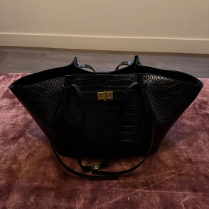 Ginatricot väska  - Hej säljer denna Ginatricot long strap väskan det är den stora utan storlekarna, den är knappt använd har mest stått i garderoben. Så den är i väldigt fint skick. Tror Gina har slutat med denna specifika färgen/stilen. Bara hör av er om det finns någon fråga💕