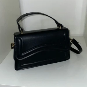 Axelremsväska  - Svart axelremsväska 