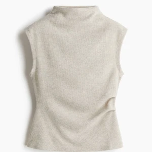Beige hm topp - En as snygg slutsåld beige topp från H&M i storlek XS. Den har halv polo och ett skönt mjukt material. Aldrig använd.