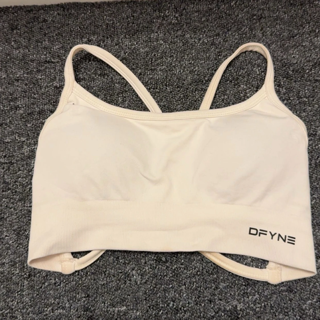 Vit topp från DFYNE