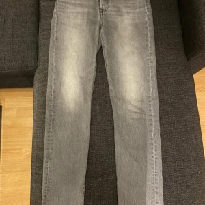 Grå Levi's 501 jeans straight fit - Snygga grå Levi's 501 jeans med klassisk straight fit och fem fickor. Jeansen har en cool tvättad look och ikonisk läderpatch baktill. Storlek: W26 och L32