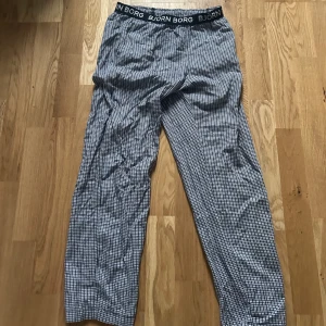 Björn Borg mjukisbyxor blå - Säljer även dessa eftersom de inte passar men är sällan använda och är i nästan helt ny skick. Storlek 158-164