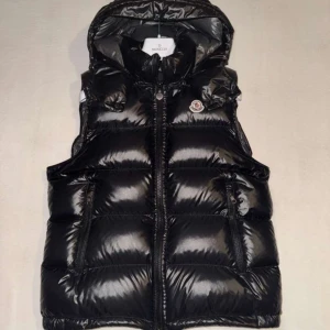 Moncler väst  - Hejsan jag säljer nu min moncler väst som är i jättebra skick, jag har inte andvänt den så mycket kanske 2/3 gånger jag säljer den pågrund av att den inte passade min stil, den är köpt ifrån Nk Göteborg och kvittot finns, Priset är hugget i Sten,  hör av dig vid minsta lilla fråga!🙌