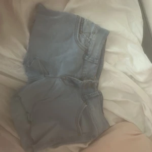 Ljusblå jeansshorts från LTB - Säljer ett par ljusblå jeansshorts från LTB med klassisk femficksdesign och snygga detaljer som metallknappar och bälteshällor. Shortsen har en högmidjad passform och är gjorda i mjuk bomull.