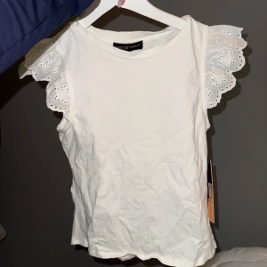 Söt topp - Topp med volanger på ärmarna, aldrig använd 🌸