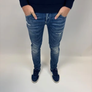 Dondup Jeans - Dondup Jeans! Trendigaste jeansen på marknaden.  Skick= 9,5/10 Ny pris= 4000 kr Säljs för= 899 kr (Modellen har original slitningar från fabrik vilket är väldigt eftertraktat och populärt)