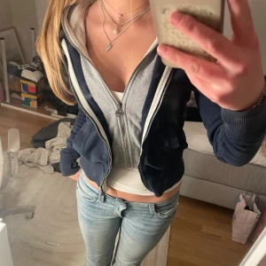 Marinblå zip hoodie  - Jättecool och unik marinblå hoodie med zip från Adenauer & Co. På bilderna ser man på vilka olika sätt man kan ha den. Knappt använd, skriv för fler bilder. Pris kan diskuteras! 💕💕