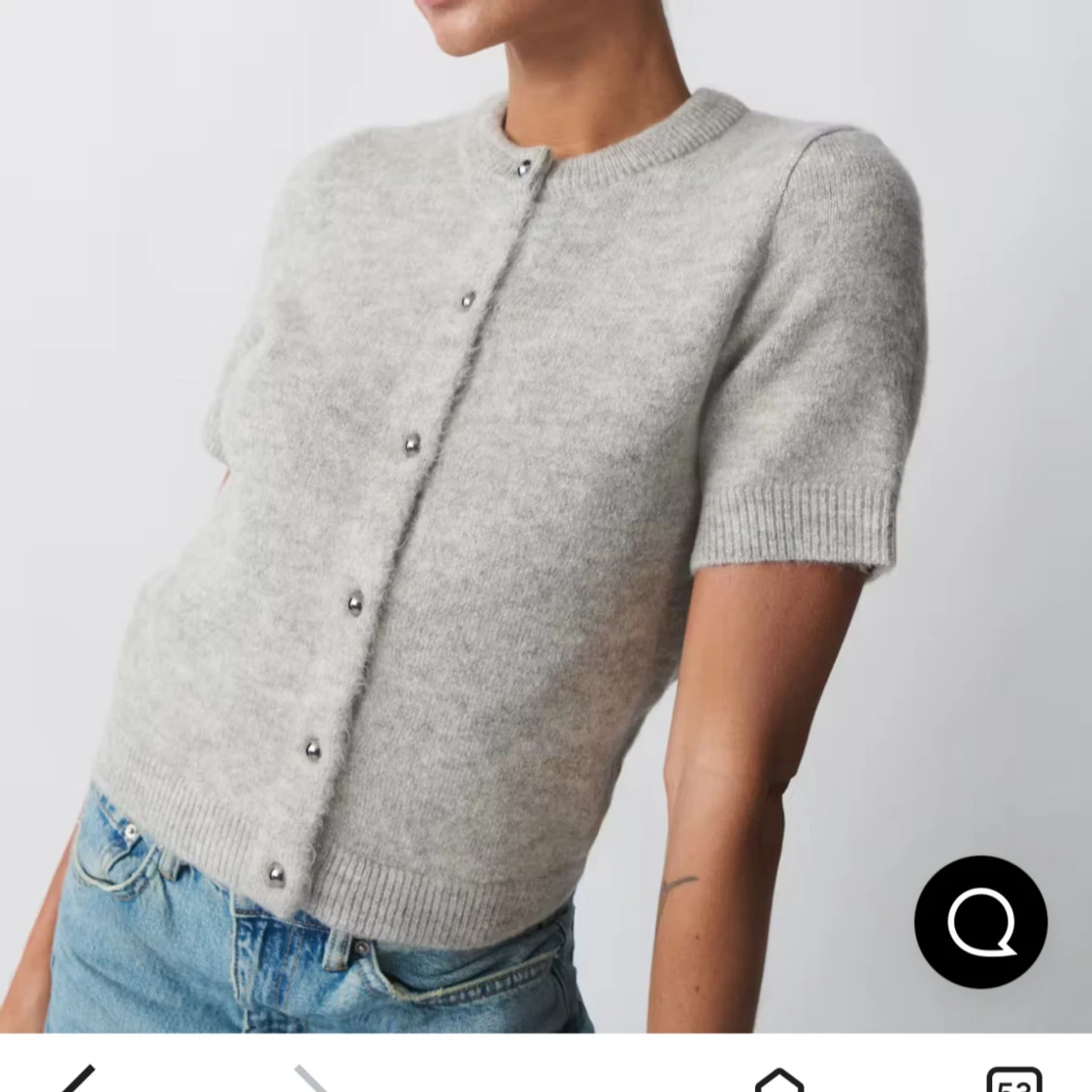 Grå kortärmad kofta med knappar