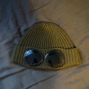 C.P. Company grön goggle-mössa - Grön cp company mössa andvänd ca 5 ggr men är i nytt skick den är ganska liten i storleken. Möts upp i Stockholm 