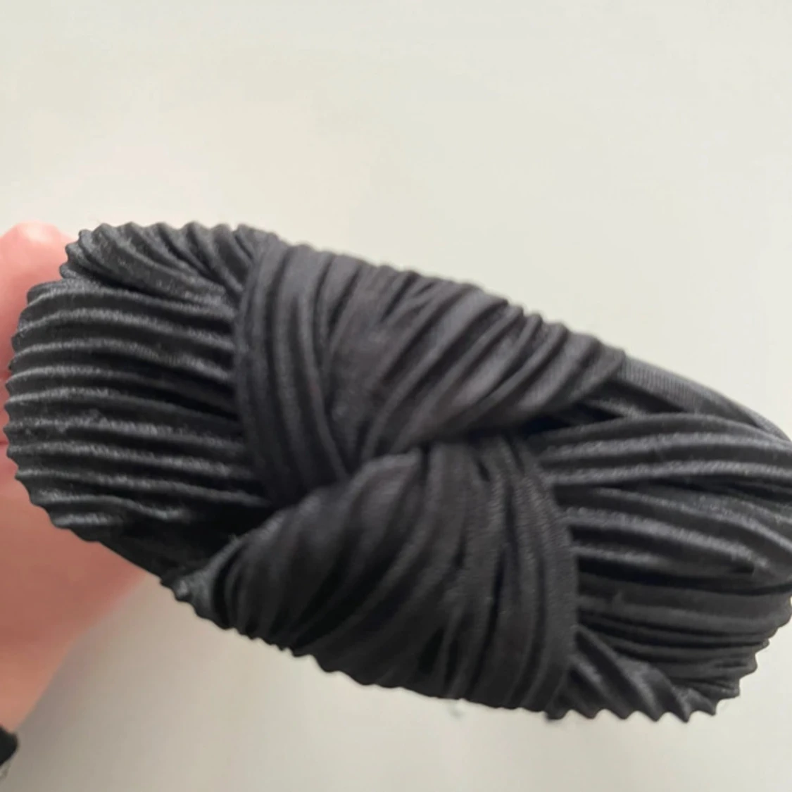 Svart ribbat diadem med knut - 3