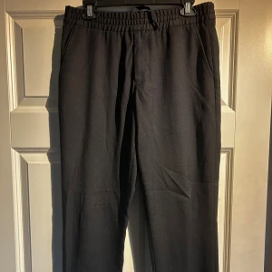 Svarta mjukisbyxor med snörning - Jag är 185cm 80kg