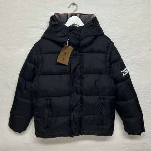 Burberry Jacka/Väst  - Hejsan, säljer en ny Jacka aldrig tidigare använd. Storlek XL sitter som L. Passar dig som är runt 183-190cm.  Postar alltid inom 24h efter köpet. Skiv gärna om du har fler frågor.