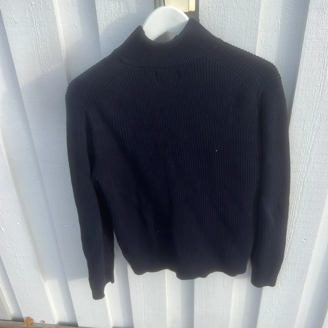 Svart stickad tröja med dragkedja - 1