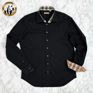 Burberry Skjorta L - Svart Burberry skjorta i storlek L i bra skick. Skjortan är självklart äkta. Är du osäker på äkthet hänvisar jag gärna till bra källor/guider. Tveka inte på att höra av dig för fler frågor eller vid minsta fundering! Skick: 8/10
