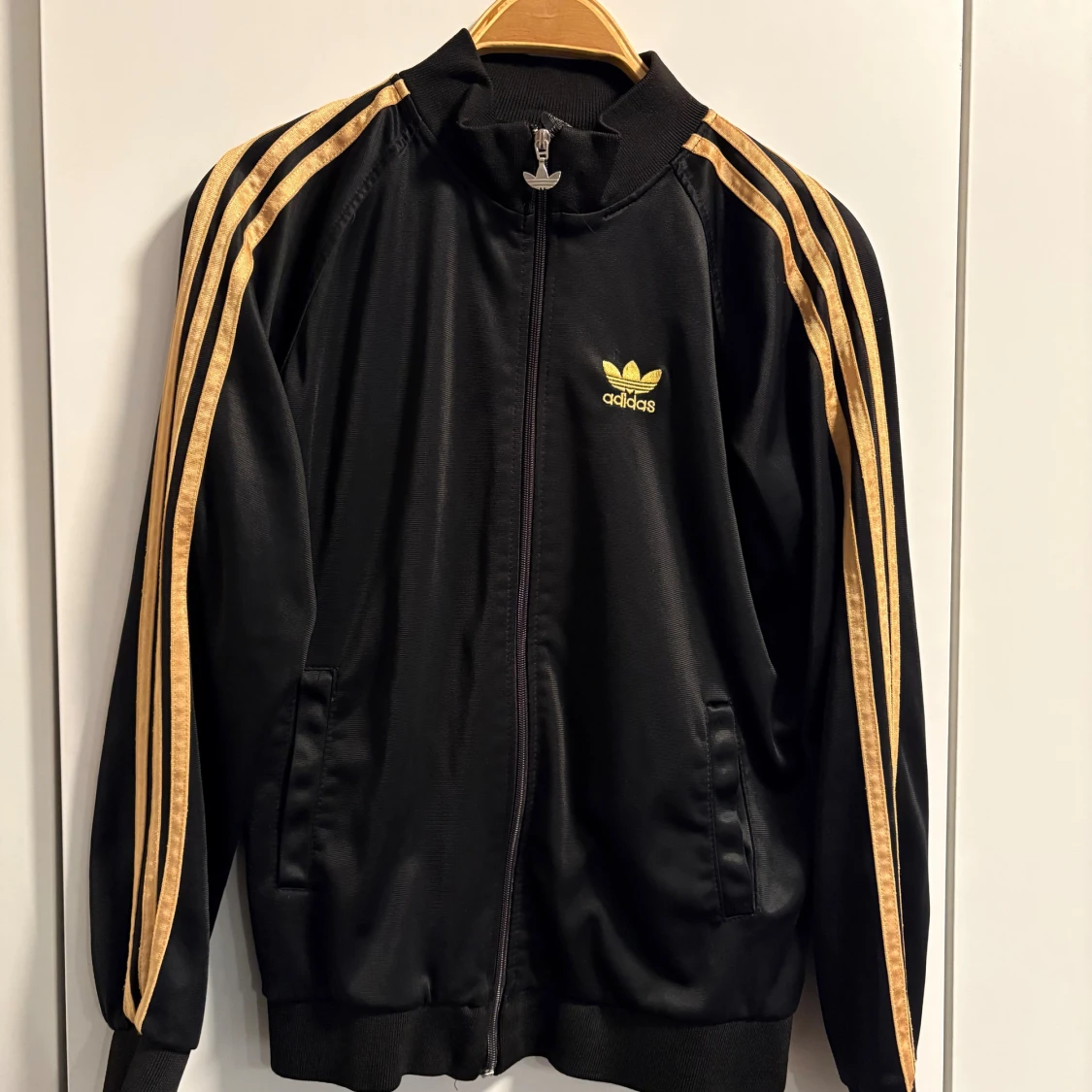 Svart Adidas track tjocktröja med guldiga ränder - 1