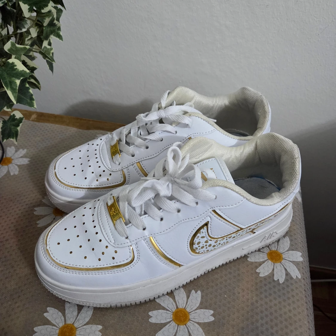Nike CR7 vita och guld sneakers - 1