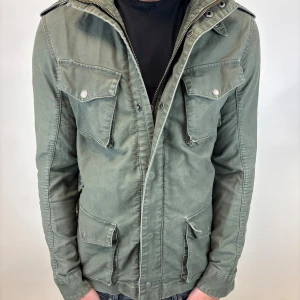 Woolrich Jacka  - Hej! Säljer nu denna väldigt snygga och eftertraktade Woolrich Fieldjacka!  Jackan är slutsåld överallt och går inte att få tag på… jackan är perfekt nu till hösten/vintern  Storlek M Ny pris: 6000 kr Säljs för: 1299 kr