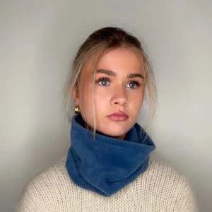 Blå buff - Blå buff som såväl är funktionell som snygg. Tillverkad i mjuk fleece som känns skön mot huden och håller dig varm under kyliga dagar. Enkel och stilren design som passar till de flesta outfits.