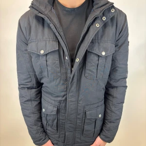 Woolrich Jacka  - Hej! Säljer nu denna väldigt snygga och eftertraktade Woolrich Fieldjacka!  Jackan är slutsåld överallt och går inte att få tag på… jackan är perfekt nu till hösten/vintern  Storlek M Ny pris: 6000 kr Säljs för: 1499 kr